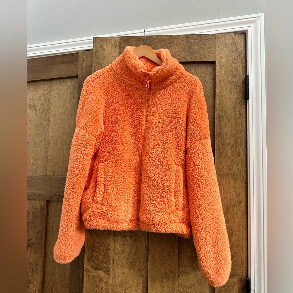 AE zip up bear hug Sherpa jacket.Brand new, size XS.